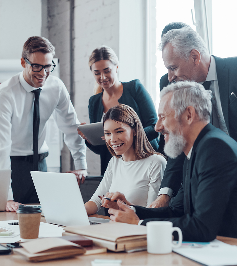 Equipe reunida em atendimento profissional